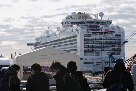 　新型コロナウイルスの集団感染が発生し、横浜に接岸しているクルーズ船「ダイヤモンド・プリンセス」号から乗客の下船が始まった。（２０２０年　ロイター／Kim Kyung-hoon）