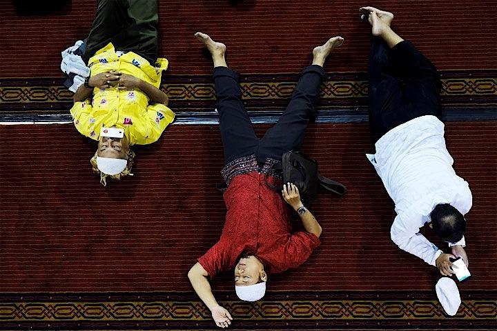 日の出前に起きるので午後は夕方のイフタールまでモスクで休憩をとる人も多い　Beawiharta Beawiharta - REUTERS