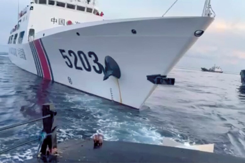 フィリピン船に衝突した中国海警局の船「5203」（10月22日、フィリピン軍撮影の映像より）　AP/AFLO