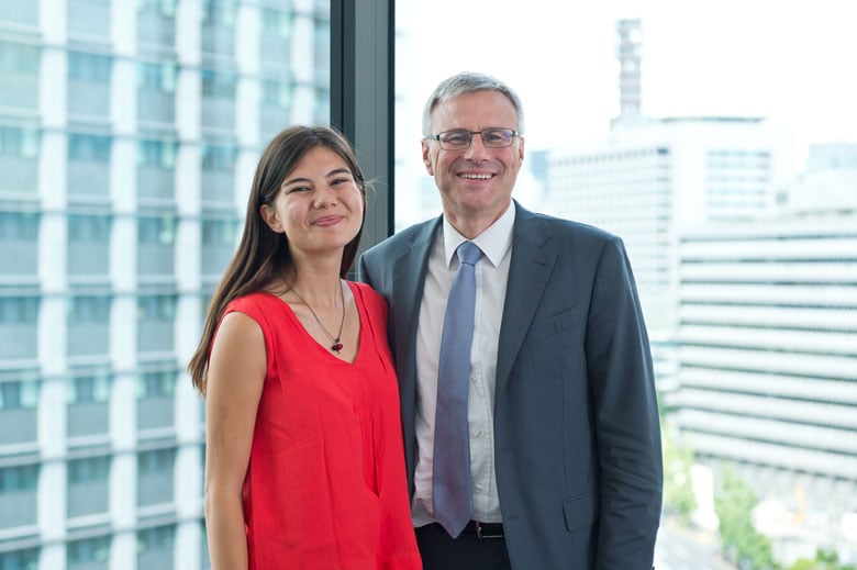 応募者総数5万4600名のなかから2016年の「CEO for One Month」グローバル代表に選ばれたフランス出身のカミーユ・クレマンさん（左）と、アデコグループのグループCEOであるアラン・ドゥアズ氏