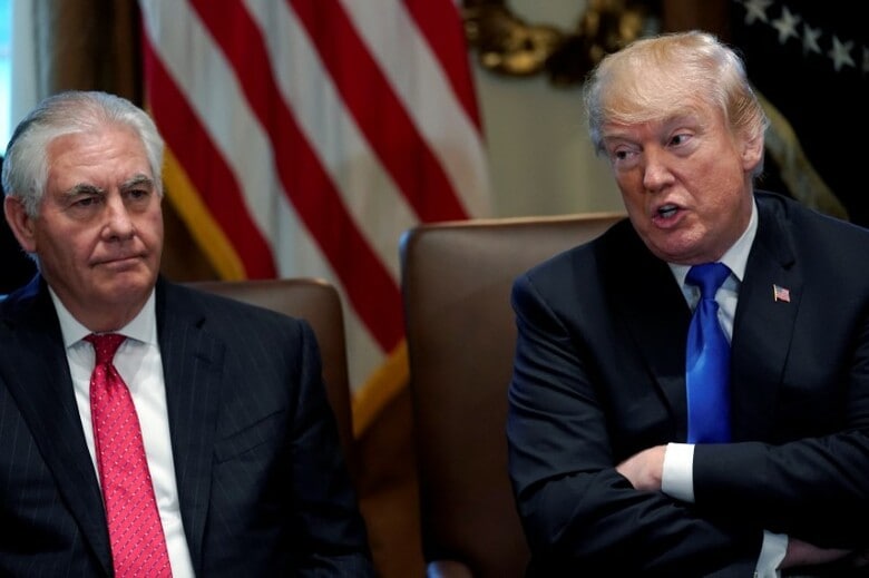 ３月１３日、トランプ氏（右）によるティラーソン国務長官（左）更迭は、同氏が好ましいと考える政策を、当初自ら選んだアドバイザーがなかなか実行しない点に、いら立ちを強めていることを示す新たな証拠だ、と複数の側近は話す。ワシントンで昨年１２月撮影（２０１８年　ロイター/Jonathan Ernst）