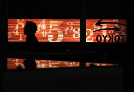 　２月２３日、東京株式市場で日経平均は反落。序盤は米国株高を好感した買いが入り、一時２００円超高となったが、午前中に下げに転じた。東京証券取引所で２０１２年６月撮影（２０１６年　ロイター／Yuriko Nakano）