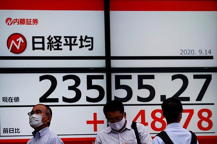 <!-- 24日、東京都では新たに59人の新型コロナウイルス陽性者が確認された。-->写真は都内で。REUTERS/Issei Kato