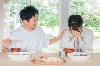 夫婦が壊れる理由...朝から「仕事に行かないで」と泣く36歳妻と、愛情が深い40歳夫の場合