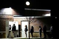 写真で見るアメリカ大統領選：夜明け前の投票所に長い行列