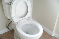「トイレでスマホ」が招く危険...長時間座りっぱなしの健康リスクとは？