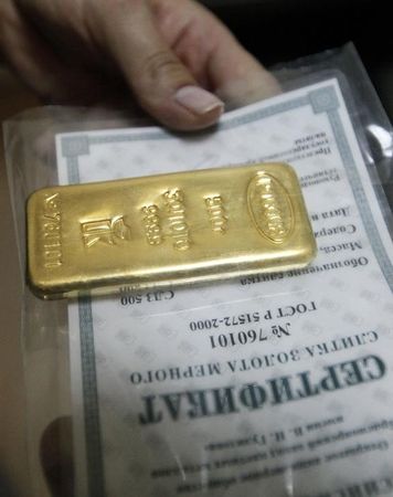 ロシア第２位のＶＴＢ銀行は３０日、今月に金１トンを顧客に売却したと発表した。写真は、ロシアのクラスノヤルスクにあるズベルバンクの店内で顧客に５００グラムの金インゴッドを販売する様子。２０１１年８月１２日に撮影。（２０２２年　ロイター／Ilya Naymushin ）