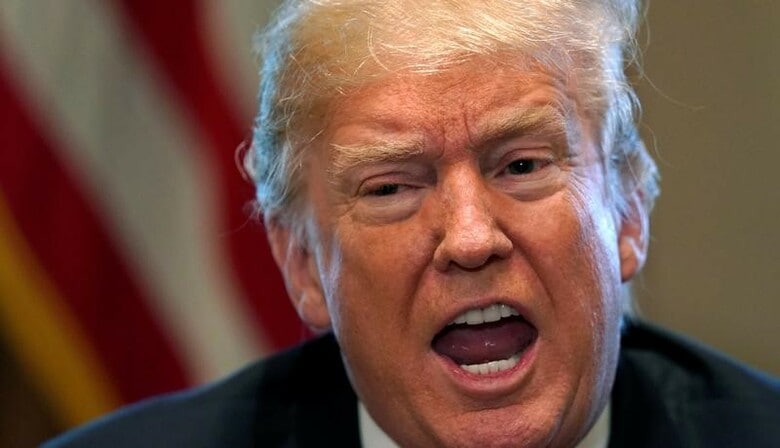 ３月１日、トランプ米大統領は鉄鋼輸入品に対し２５％、アルミニウム製品には１０％の関税を課す方針を来週発表すると明らかにした。写真はホワイトハウスで同日撮影（２０１８年　ロイター/Kevin Lamarque）