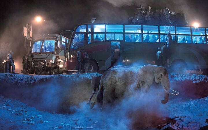 バスターミナルとゾウ。今回のプロジェクトが行われたのはケニアの先住民族マサイが住む地域