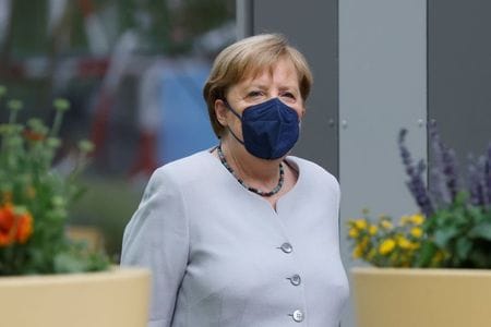 　ドイツのメルケル首相（写真）が属する保守連合、キリスト教民主・社会同盟（ＣＤＵ・ＣＳＵ）は９月の総選挙に向け、法人税率の上限を定めるほか、富裕・相続税を引き上げないと公約した。２０日撮影。代表撮影（２０２１年　ロイター）