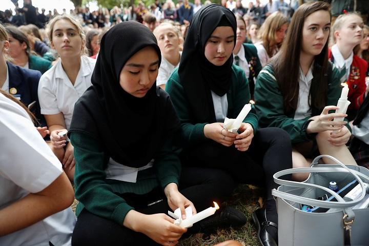 ニュージーランドにまで飛び火した白人極右の憎悪（銃撃のあったモスクで祈りを捧げる生徒たち、3月18日）Jorge Silva-REUTERS