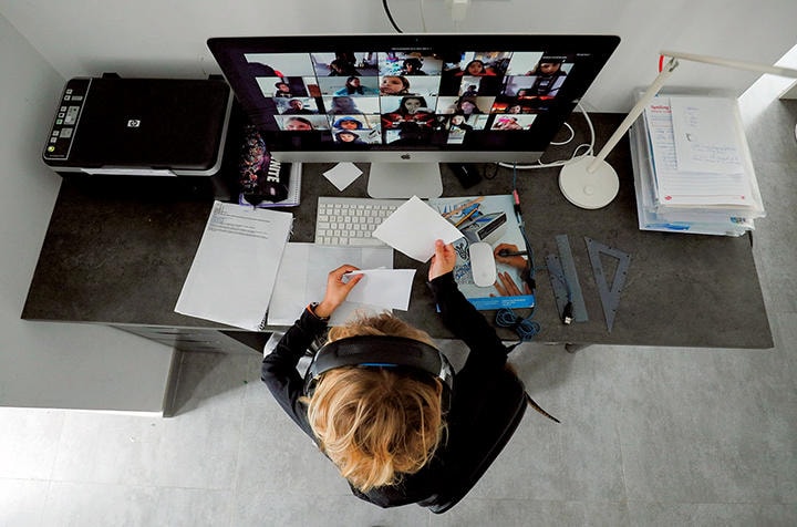 ズームを使ったオンライン授業を自宅で受けるスペインの学生　ALBERT GEA-REUTERS