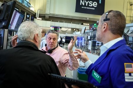 米ニューヨーク証券取引所（ＮＹＳＥ）のフロアで。２７日撮影。REUTERS/Brendan McDermid
