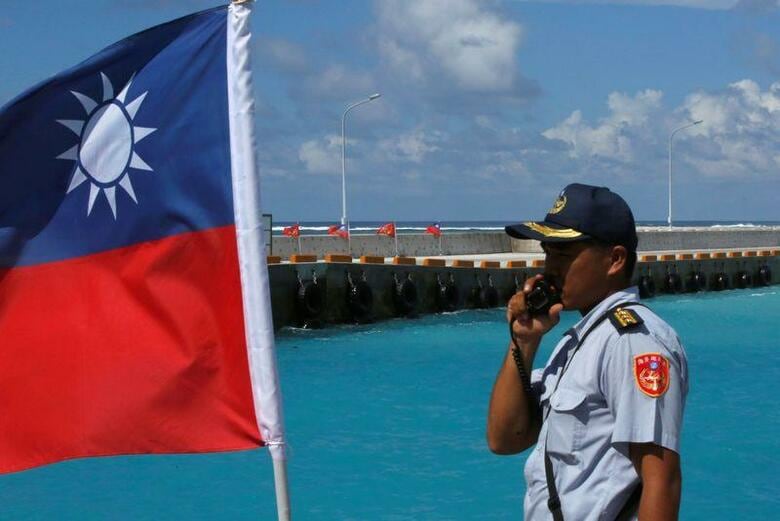 台湾の邱国正国防部長（国防相）は17日、南シナ海で人員や兵器の配備を強化したことを明らかにした。写真は台湾の沿岸警備隊員。南シナ海のイツアバ島で2016年11月撮影（2021年　ロイター／J.R Wu）