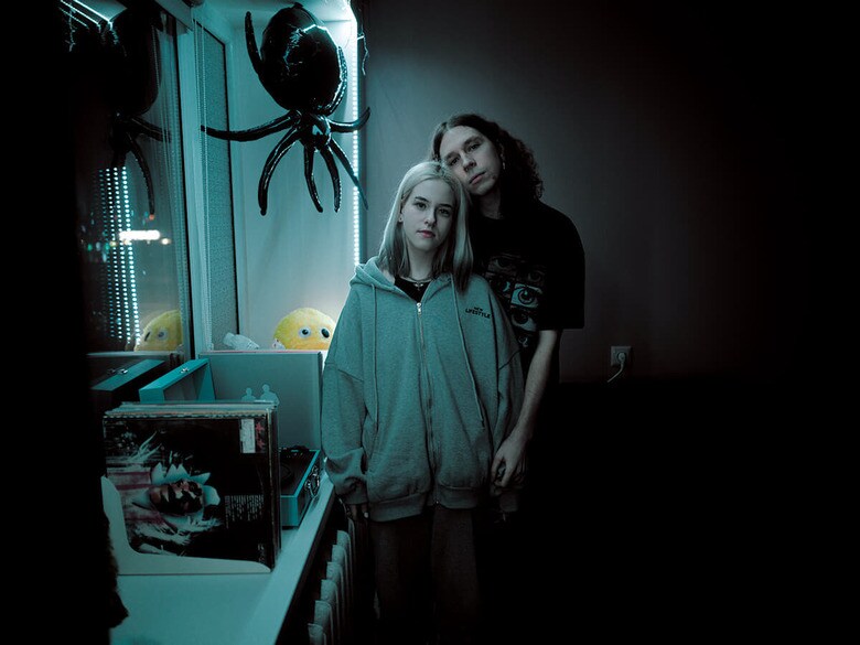 ロシアと国境を接するエストニア東端の都市ナルバの若者キリル（右）とガールフレンドのドゥリヤ（左）は共にナルバ生まれで、言語も文化もどっぷりロシアにつかって育った。「首都タリンでナルバの住民はよく差別を受ける。ロシア正教会の屋根にちなんで『タマネギ』とからかわれたりした」とキリルは言う