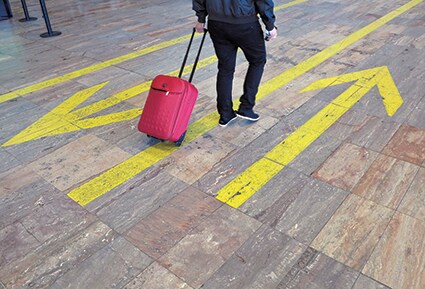 世界を飛び回る一見華やかな生活も、実は心身に負担を強いている　Albert Gea-REUTERS