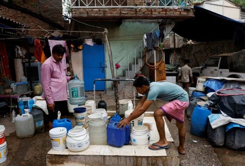 世界最大の人口を抱えるインドは何十年も前から水不足に悩まされてきたが、危機的状況の発生頻度は増加の一途をたどっている。写真はニューデリーのスラム街で６月２７日撮影（２０２４年　ロイター／Priyanshu Singh）