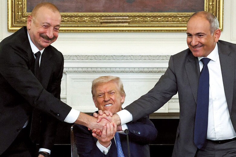 トランプの仲介でがっちりと握手を交わすアリエフ（左）とパシニャン（右）　KEVIN LAMARQUEｰREUTERS