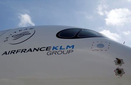 　４月９日、欧州の大手航空会社エールフランスＫＬＭが発表した３月の輸送旅客数は約３６０万人で、新型コロナウイルスの影響で前年同月から５６．６％減少した。ロードファクター（座席利用率）も２０．５ポイント低下した。写真はトゥールーズ近郊で昨年９月撮影（２０２０年　ロイター／REGIS DUVIGNAU）