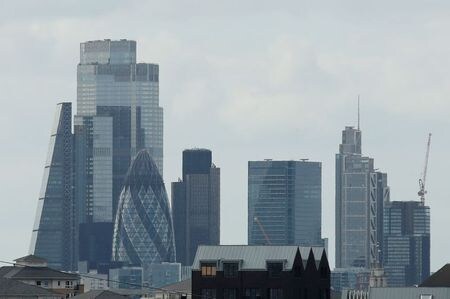 　４月１２日、会計事務所デロイトが英大手企業の最高財務責任者（ＣＦＯ）を対象に実施した調査によると、今後１年間の利益に対する楽観度が過去最高水準に達した。写真はロンドンで昨年４月撮影（２０２１年　ロイター／Matthew Childs）