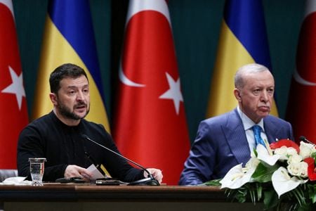　ウクライナのゼレンスキー大統領は３月１３日、ウクライナはトルコを安全保障のパートナーと見なしていると述べた。写真は２月、アンカラで記者会見するゼレンスキー氏とトルコのエルドアン大統領（２０２５ン弁　ロイター/Cagla Gurdogan）