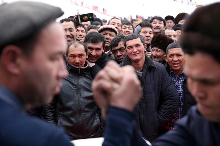 新疆ウイグル自治区のカシュガルで行われた腕相撲大会（2019年1月）　REUTERS