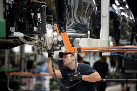 ８月２日、米供給管理協会（ＩＳＭ）が２日に発表した７月の製造業景気指数は５９．５と、引き続き景気拡大・縮小の節目となる５０を超えたものの、２カ月連続で鈍化した。１月以来の低水準だった。消費支出がモノからサービスに戻りつつあることや、原材料不足が続いていることが抑制要因となった。写真は２０１９年１１勝ち、米サウスカロライナ州の自動車組み立て工場で（２０２１年　ロイター／Charles Mostoller