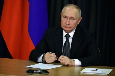 ロシアのプーチン大統領は２８日、ロシア正教会のキリル総主教が主導する「全世界ロシア民族大会議」の大会で演説を行い、２０２４年３月のロシア大統領選を前に、外国の干渉があれば侵略行為と見なすと西側諸国に警告した。ロシアで撮影（２０２３年　ロイター/Sputnik/Mikhail Klimentyev/Kremlin via REUTERS）