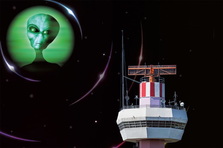 空港のレーダー（右下）は何十光年も先にサインを送っている可能性がある　FROM TOP: ARTPARTNER-IMAGESｰTHE IMAGE BANK/GETTY IMAGES (ALIEN), SOONTHORN WONGSAITA/SHUTTERSTOCK (RADAR TOWER), INCREDIBLEPHOTO/SHUTTERSTOCK (BACKGROUND)
