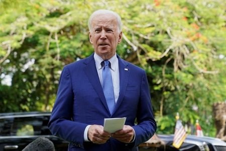 　バイデン米大統領は１６日、ポーランドで起きた爆発について米国と北大西洋条約機構（ＮＡＴＯ）同盟国が調査しているが、ロシアから発射されたミサイルが原因でない可能性を示す予備的情報があると述べた。インドネシア・バリで撮影（２０２２年　ロイター／Kevin Lamarque）