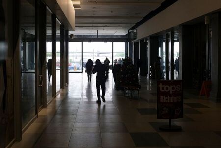 　１７日、格付け会社のムーディーズ・インベスターズ・サービスは今年の南アフリカ成長率見通しを０．７％に引き下げた。写真は計画停電中のショッピングモール内。南アフリカで２０１９年１２月撮影（２０２０年　ロイター/Rogan Ward）