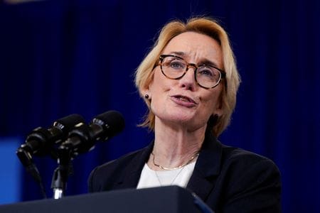 ７月２８日、マギー・ハッサン米上院議員（写真）は同日付で宇宙企業スペースＸのイーロン・マスク最高経営責任者（ＣＥＯ）に書簡を送り、米国民に対する詐欺行為を行う東南アジアの国際犯罪組織が衛星インターネットサービス「スターリンク」を利用するのを阻止するよう求めた。ニューハンプシャー州コンコードで２０２４年１０月撮影（２０２５年　ロイター/Elizabeth Frantz）