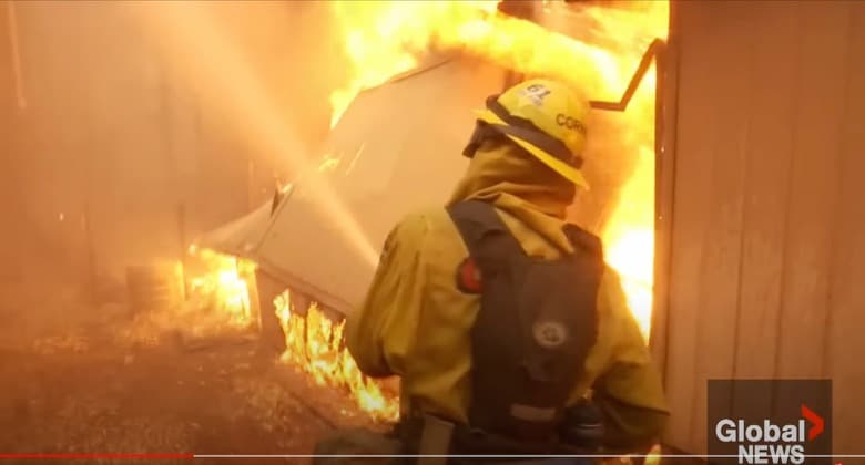 カナダ東部の大規模な山火事で、ケベック州政府幹部は11日、州内の制御不可能な山火事が前日の72件から44件に減少したと明らかにした。消火活動を行う消防士。Global News / YouTube