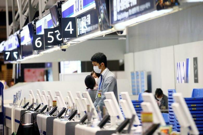 全日本空輸などの航空会社を傘下に持つANAホールディングス（ANAHD）は、2020年3月期の連結純利益予想を270億円に下方修正したと発表した。写真は羽田空港で3月撮影（2020年　ロイター／Edgard Garrido）