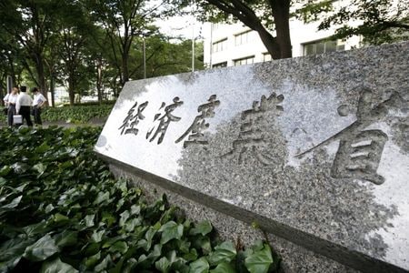 　６月２９日、経済産業省は、二酸化炭素（ＣＯ２）を多く排出する非効率な石炭火力発電所を、２０３０年度までに段階的に休廃止する方針だ。写真は都内２００９年７月代表撮影（２０２０年　ロイター）