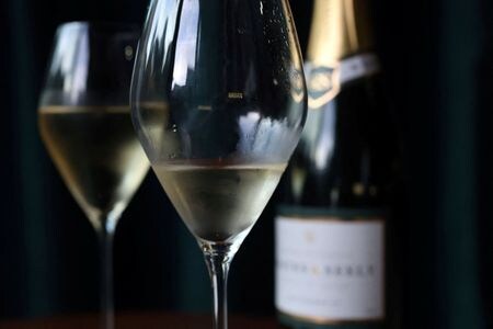 　いまやイングランド南部では丘の至る所にブドウ園が広がり、サステナビリティーへの関心も相まって、英国産のスパークリングワインが選択肢の一つとして人気を集めつつある。写真は英コーツ＆シーリーのスパークリングワイン。６日、ロンドン中心部にある近現代美術館テート・モダンで撮影（２０２３年　ロイター/Susannah Ireland）