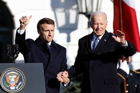 バイデン米大統領（右）は、国賓として訪米中のフランスのマクロン大統領（左）とホワイトハウスで会談し、ウクライナ侵攻を続けるロシアに対抗するコミットメントを再表明した。１日、ホワイトハウスで撮影（２０２２年　ロイター/Jonathan Ernst）