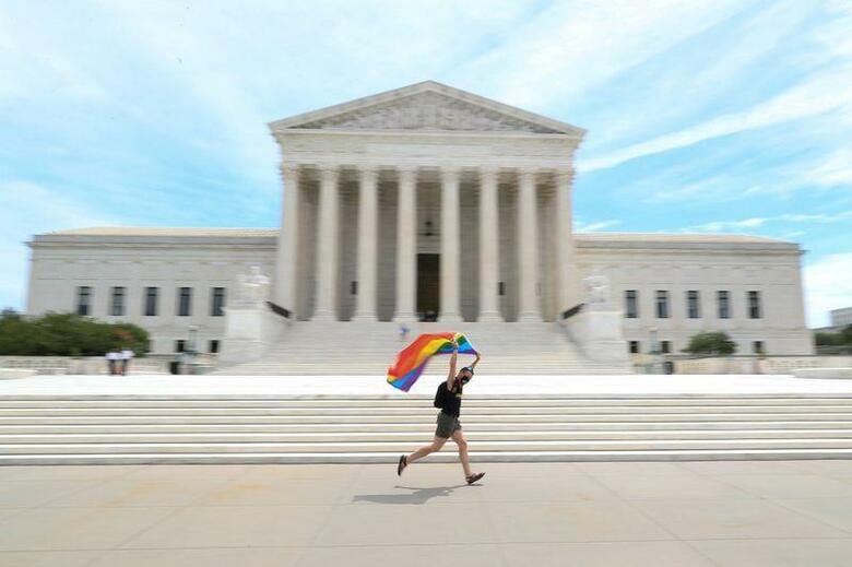 米連邦最高裁判所は性に基づく雇用差別を禁止している1964年公民権法第7編が、同性愛や心と体の性が一致しないトランスジェンダーの労働者の権利も保護しているとの判決を下した（２０２０年　ロイター/Tom Brenner）