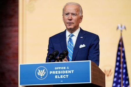 米大統領選で当選を確実にした民主党のバイデン前副大統領は２５日、新型コロナウイルス感染が拡大する中、感謝祭の祝日を安全に過ごすよう国民に呼び掛け、自身が来年１月に大統領に就任した後はコロナ対策を最優先課題に位置付けると改めて表明した（２０２０年　ロイター/JOSHUA ROBERTS）