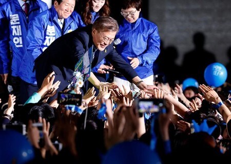 　５月１０日、菅義偉官房長官は午前の会見で、慰安婦問題に関する日韓合意の再交渉を掲げて大統領選に臨んだ文在寅氏（写真）が韓国大統領に就任したことに関して「日韓合意は国際社会からも高く評価されており、日韓それぞれが責任をもって実施することが極めて重要だ」との考えを示した。写真は韓国ソウルで８日撮影（２０１７年　ロイター／Kim Kyung-Hoon）