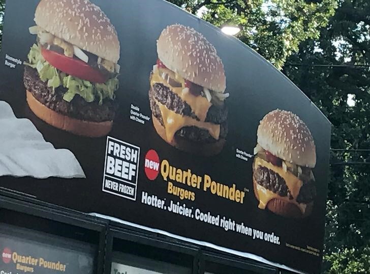 ６月２０日、マクドナルドの人気ハンバーガー「クォーターパウンダー」に生の牛肉を使用し、注文してから作るという新たな試みは、商品の質を向上しようとする同社の対策の１つだ。写真は同商品の広告。米テキサス州で４月撮影（２０１７年　ロイター/Liz Hampton）