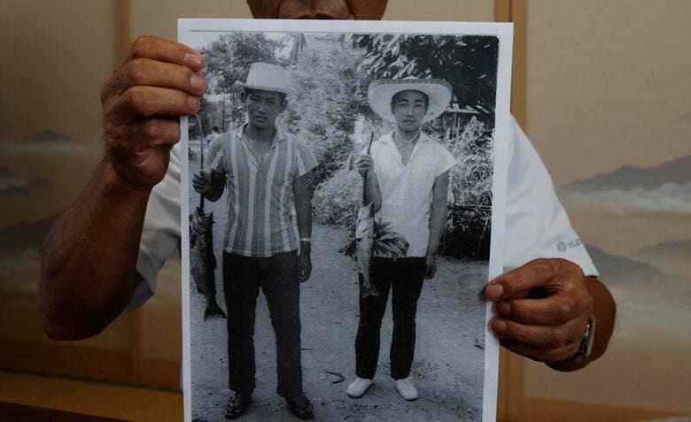 子どものころからの友人、由利昌司氏が見せてくれた15歳のころの菅義偉氏(左)。秋田県湯沢市にある由利氏の自宅で撮影(2020年　ロイター/Chris Gallagher)