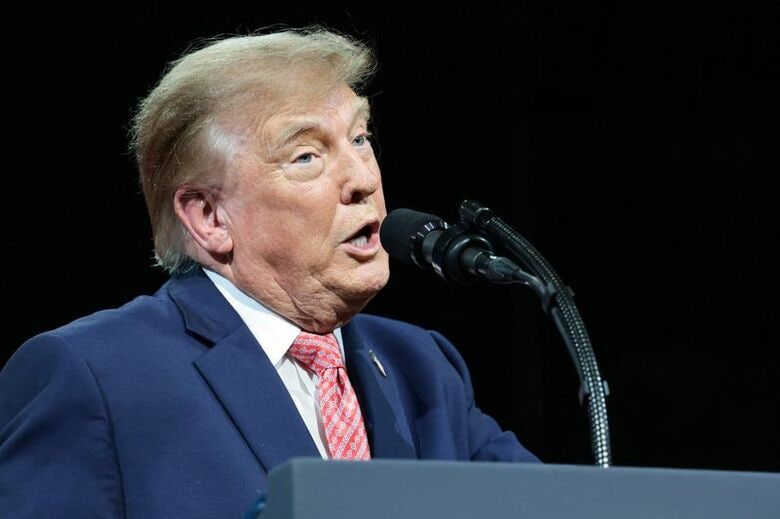 米カンザス州パークシティで演説するトランプ大統領。１９日撮影。REUTERS/Jonathan Ernst