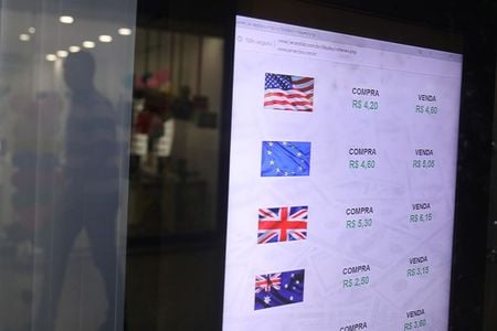 終盤のニューヨーク外為市場ではドルが下落し、豪ドルなど高リスク通貨が上昇した。リオデジャネイロで２月撮影（２０１９年　ロイター/PILAR OLIVARES）