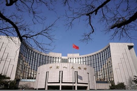 　３月３０日、中国人民銀行（中央銀行）は、７日物リバースレポ金利 を２．２０％に設定し、前回（２．４０％）から２０ベーシスポイント引き下げた。写真は北京で２月撮影（２０２０年　ロイター／JASON LEE）