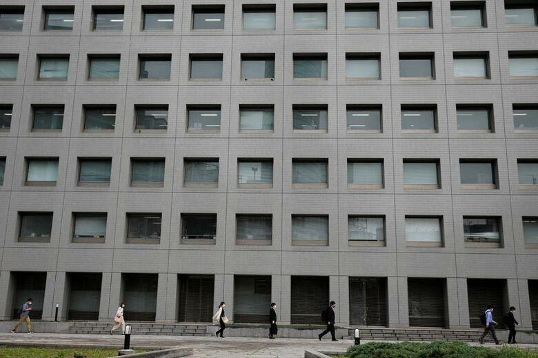 新型コロナウイルスの感染拡大を受けた緊急事態宣言が全国的に解除され、国内企業も平時の運営体制に徐々に戻し始めている。ただ、在宅勤務からオフィス通勤への移行は段階的に進める企業が多く、感染拡大防止に向けて政府の専門家委員会が提唱する「新しい生活様式」を意識した取り組みが目立つ。都内で撮影（2020年　ロイター／Kim Kyung-Hoon）