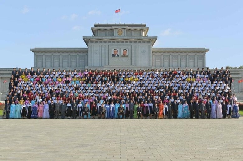 １０月３日、北朝鮮が約１カ月前にこれまでで最も強力な核実験を実施して以降、英仏両国が米国に緊張緩和を働きかける一方で、北朝鮮に大使館を置くＥＵ加盟国は、同国に直接圧力をかけている。写真中央は、支持者らと写真撮影する北朝鮮の金正恩・朝鮮労働党委員長。ＫＣＮＡが９月提供（２０１７年　ロイター）