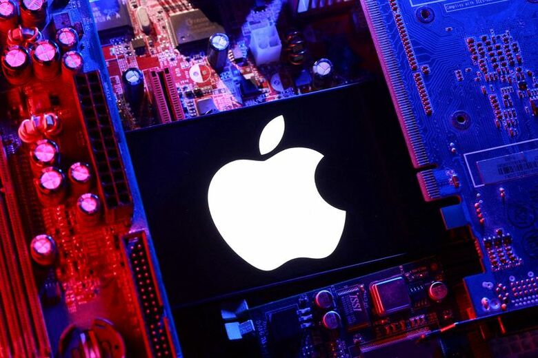写真はアップルのロゴ。2025年8月に撮影。 REUTERS/Dado Ruvic