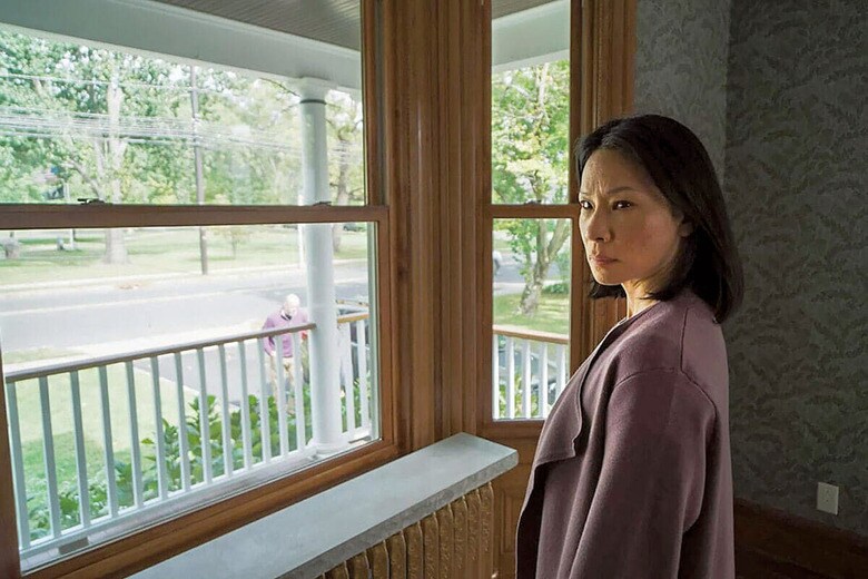 一軒家に移り住んだ4人家族の全てを「それ」は見つめている　NEONｰSLATE