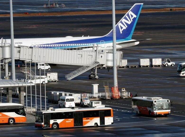 新型コロナウィルス感染が広がる中国・湖北省からチャータ機第4便がけさ日本に到着した。菅義偉官房長官によると、残りの希望者は数人。帰国を希望しない人は数十人いるという。写真は1月29日に到着した第1便。1月29日、東京で撮影（2020年　ロイター/Kim Kyung-Hoon）